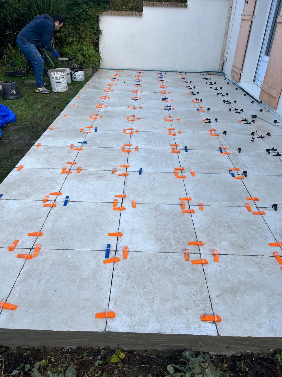 Terrasse carrelée en cours de réalisation